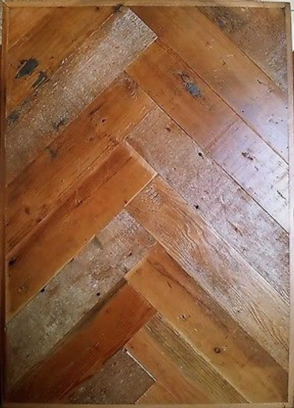 Pyöreä ruokapöytä kuvattuna toisesta suunnasta